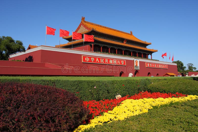 Tiananmen is located in downtown Beijing, China, the southern end of the the Imperial Palace, is the front gate of the imperial city of Beijing during the two dynasties. Tiananmen is located in Beijing City, the traditional central axis, by the city station and the tower is composed of two parts, other dignified, magnificent, is the most outstanding representative of Chinese ancient city gate of. Tower 37.4 meters high, was built in the Xu Mizuo type a huge stone up, red, yellow tiles, five arch, beautiful decoration., spectacular. The towers on 60 scarlet Tongtian column, ground brick paved, a flat as di; tall and thick wall color Taiwan, a two story building, with yellow glazed tile, the nine things, the five north-south, a symbol of imperial power and the royal prerogative . North and south sides are Ling Hua door, 36 door Zhu Hong Ryoka doors; smallpox, arches, Liang Fang carved and painted with traditional dragon painting and auspicious patterns; gold Shuanglong royal seal Choi Jin, coiled dragon pattern of ceiling, so that the entire hall magnificent, beautiful decoration. The house consists of a 450 kg 1.80 palace lantern and 16 of the weight of 350 kg six angle palace lantern Zhongxingpengyue patterns. The city of Taiwan have coupons door five que, the middle of the coupons door, the imperial city of Beijing is located on the axis of the past, only the emperor can access this. Now the great Mao Zedong portrait hanging above the door, on both sides are huge banners long live the people's Republic of China and long live the great unity of the peoples of the world. Jinshui he opened the front, a pillow Biliuhe, fly up seven beautiful white marble bridge, commonly known as the Jinshui bridge. Deck slightly arched, bridge like rainbow, constitute a beautiful curve. Tiananmen is located in downtown Beijing, China, the southern end of the the Imperial Palace, is the front gate of the imperial city of Beijing during the two dynasties. Tiananmen is located in Beijing City, the traditional central axis, by the city station and the tower is composed of two parts, other dignified, magnificent, is the most outstanding representative of Chinese ancient city gate of. Tower 37.4 meters high, was built in the Xu Mizuo type a huge stone up, red, yellow tiles, five arch, beautiful decoration., spectacular. The towers on 60 scarlet Tongtian column, ground brick paved, a flat as di; tall and thick wall color Taiwan, a two story building, with yellow glazed tile, the nine things, the five north-south, a symbol of imperial power and the royal prerogative . North and south sides are Ling Hua door, 36 door Zhu Hong Ryoka doors; smallpox, arches, Liang Fang carved and painted with traditional dragon painting and auspicious patterns; gold Shuanglong royal seal Choi Jin, coiled dragon pattern of ceiling, so that the entire hall magnificent, beautiful decoration. The house consists of a 450 kg 1.80 palace lantern and 16 of the weight of 350 kg six angle palace lantern Zhongxingpengyue patterns. The city of Taiwan have coupons door five que, the middle of the coupons door, the imperial city of Beijing is located on the axis of the past, only the emperor can access this. Now the great Mao Zedong portrait hanging above the door, on both sides are huge banners long live the people's Republic of China and long live the great unity of the peoples of the world. Jinshui he opened the front, a pillow Biliuhe, fly up seven beautiful white marble bridge, commonly known as the Jinshui bridge. Deck slightly arched, bridge like rainbow, constitute a beautiful curve.