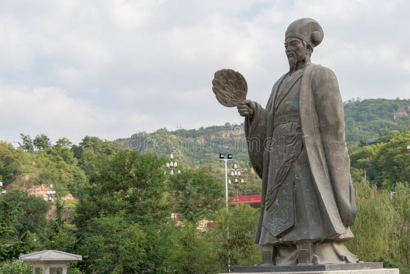 TIANSHUI, CHINA - OCT 6 2014: Standbeelden van Zhuge Liang in Tianshui stock foto TIANSHUI, CHINA - OCT 6 2014: Standbeelden van Zhuge Liang in Tianshui stock foto