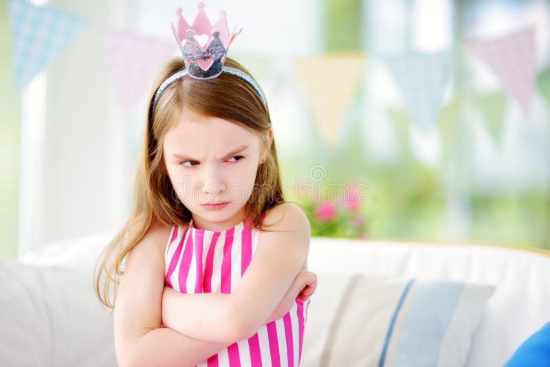 Tiara vestindo da princesa da menina temperamental que sente irritada e insatisfeita