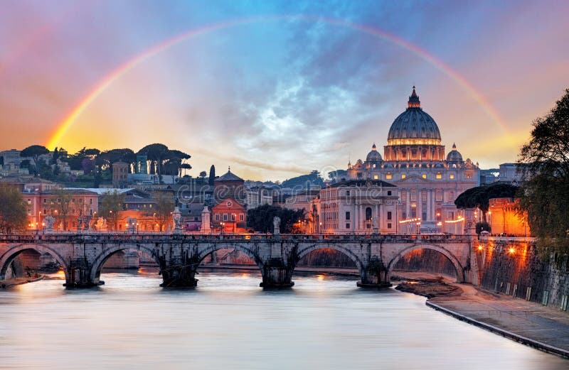 Tiber en St Peter Basilica in Vatikaan met regenboog, Rome stock foto Tiber en St Peter Basilica in Vatikaan met regenboog, Rome stock foto