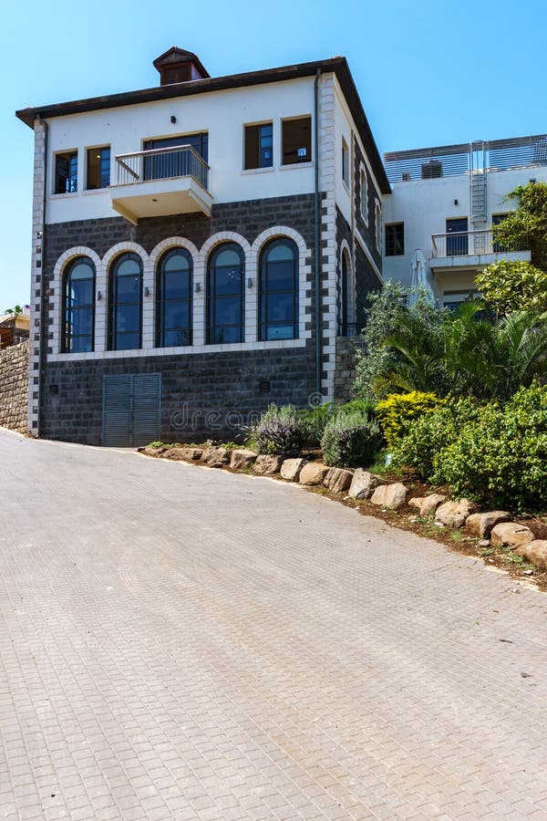 Tiberias, Israel - 31 de março de 2018: Opinião da rua na cidade velha de Tiberias Israel foto de stock Tiberias, Israel - 31 de março de 2018: Opinião da rua na cidade velha de Tiberias Israel foto de stock
