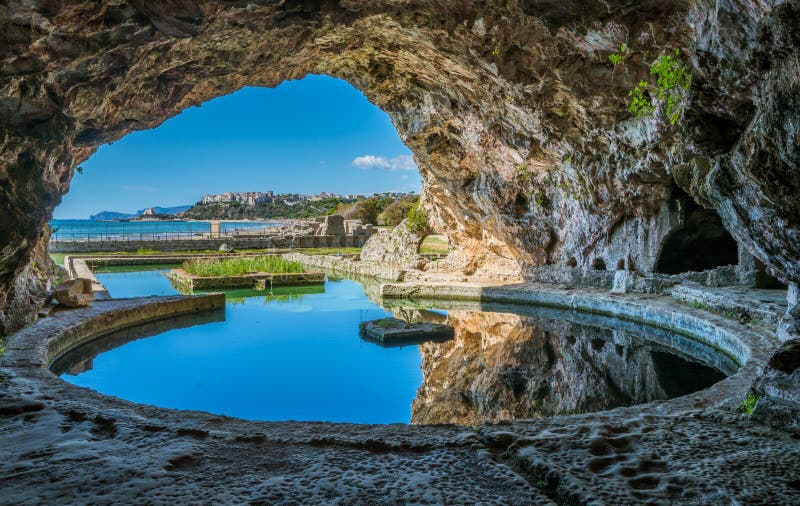 Tiberio ` s willa, rzymskie ruiny blisko Sperlonga, Latina prowincja, Lazio, środkowy Włochy obrazy stock Tiberio ` s willa, rzymskie ruiny blisko Sperlonga, Latina prowincja, Lazio, środkowy Włochy obrazy stock
