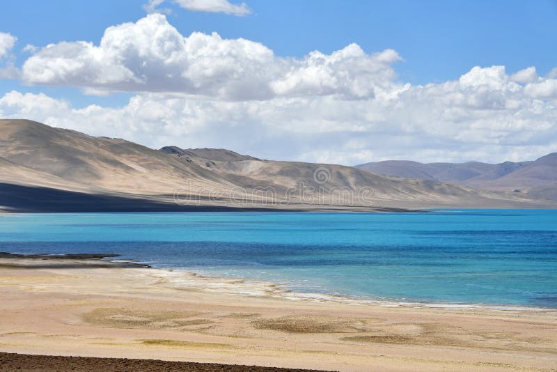 Tibet Gomang sj? i Juni royaltyfri bild