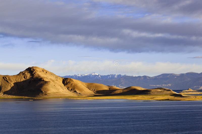 Tibet: Sonnenaufgang am Pangong-See stockbild