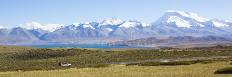 Tibet: SUV passing by mount naimonanyi