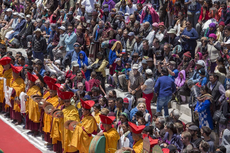 Tibetaanse Boeddhistische mensen en toerist in Hemis-klooster, Ladakh, India royalty-vrije stock afbeelding Tibetaanse Boeddhistische mensen en toerist in Hemis-klooster, Ladakh, India royalty-vrije stock afbeelding