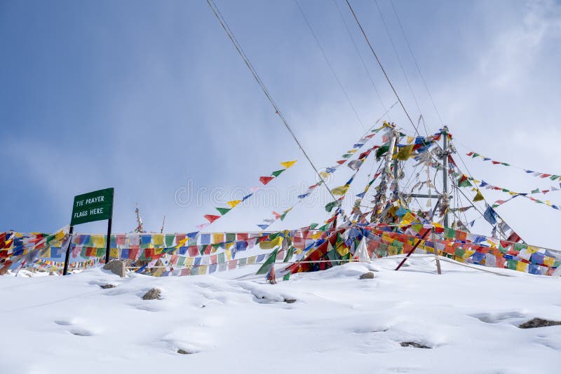 Tibetan b?nflagga p? Khardung La i vinter Khardung La ?r ett bergpasserande i den Ladakh regionen av den indiska staten av Jammu royaltyfri foto Tibetan b?nflagga p? Khardung La i vinter Khardung La ?r ett bergpasserande i den Ladakh regionen av den indiska staten av Jammu royaltyfri foto