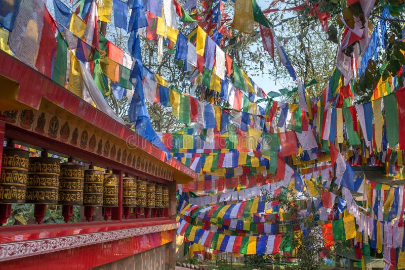 Tibetana buddistflaggor och bönekvarnar i Darjeeling fotografering för bildbyråer Tibetana buddistflaggor och bönekvarnar i Darjeeling fotografering för bildbyråer