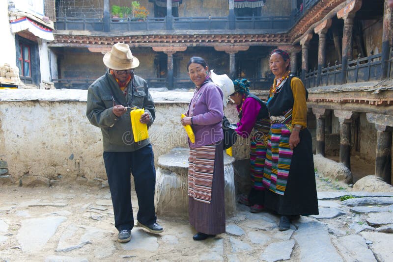 Tibetanische Pilgerer bilden Zubringer lizenzfreie stockbilder Tibetanische Pilgerer bilden Zubringer lizenzfreie stockbilder