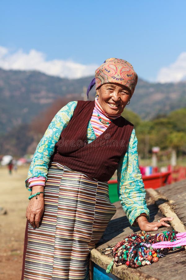 Tibetanischer Damenverkauf lizenzfreie stockfotografie Tibetanischer Damenverkauf lizenzfreie stockfotografie