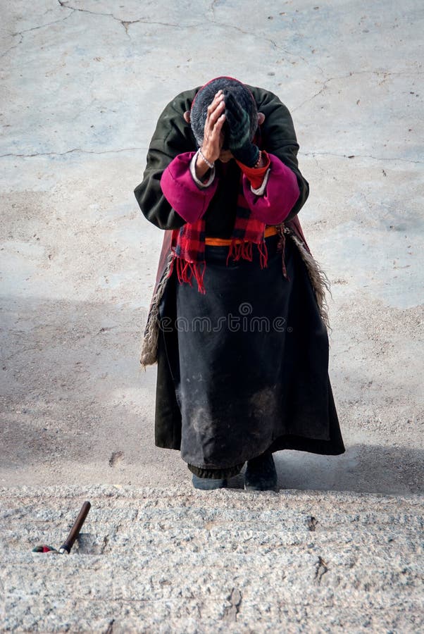 Tibetanischer Pilger trägt Traditionskleid stockbilder Tibetanischer Pilger trägt Traditionskleid stockbilder