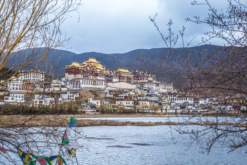 Tibetanisches buddhistisches Kloster Songzanlin in Zhongdian lizenzfreies stockfoto Tibetanisches buddhistisches Kloster Songzanlin in Zhongdian lizenzfreies stockfoto