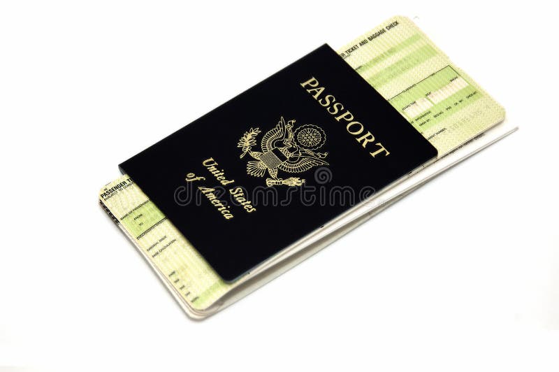 Passaporto e del biglietto aereo isolato su uno sfondo bianco.