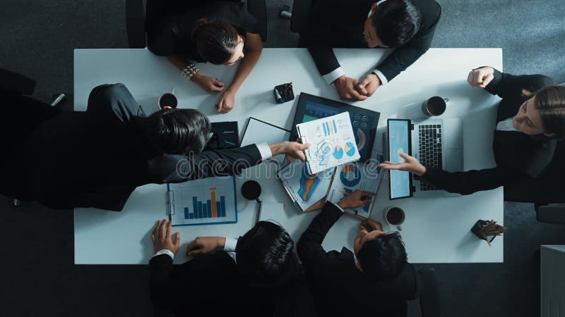 Tid då affärsmän analyserar finansiella diagram vid möte. direktorat. stock video