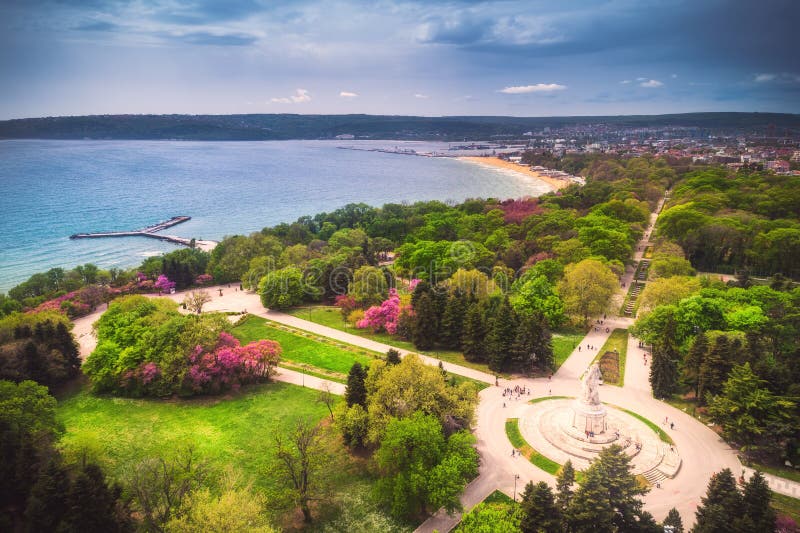 Tid för den Varna Bulgarienvåren, parkerar den härliga flyg- sikten ovanför havsträdgård arkivbild Tid för den Varna Bulgarienvåren, parkerar den härliga flyg- sikten ovanför havsträdgård arkivbild