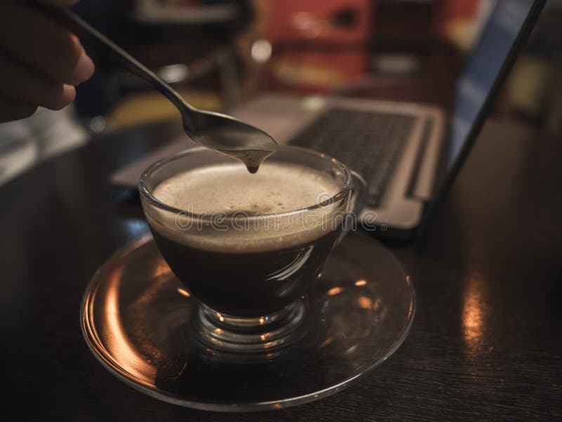 Tid för kaffeavbrott med bärbara datorn på trätabellen i coffee shop Beträffande royaltyfri bild Tid för kaffeavbrott med bärbara datorn på trätabellen i coffee shop Beträffande royaltyfri bild