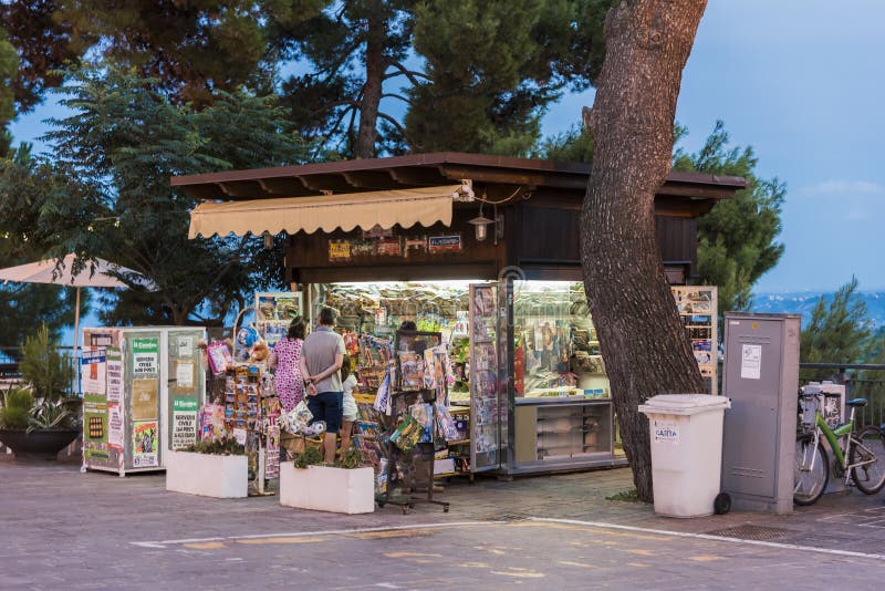Tidningskiosk I Silvi Paese Italy Redaktionell Arkivbild Bild av
