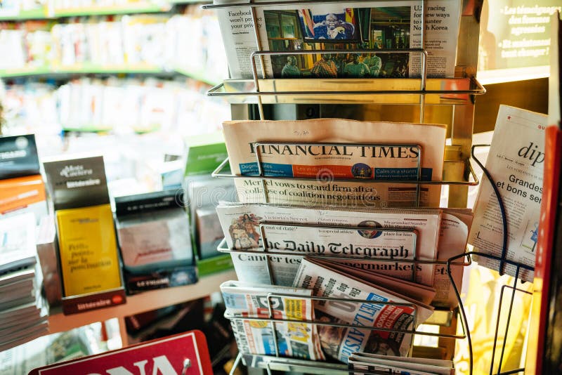 Tidningsställning med Financial Times, New York Times royaltyfri foto Tidningsställning med Financial Times, New York Times royaltyfri foto
