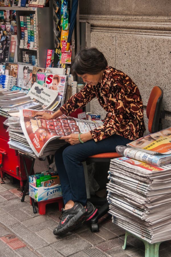 Tidningsställning på vägcentralen för Des Voeux, Hong Kong Island, Kina arkivbilder Tidningsställning på vägcentralen för Des Voeux, Hong Kong Island, Kina arkivbilder