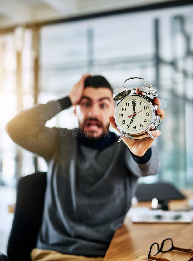 Tidsfrist och tillförordnad man med stress och frustration på modern arbetsplats. affärsmans tid och arkivbild