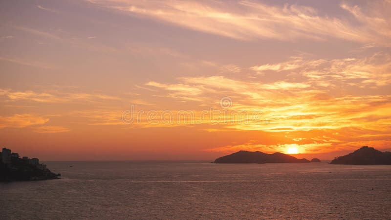 Tidslinje med vackra vyer om det fredliga havet vid solnedgången i berget och friska himlen med solnedgången.