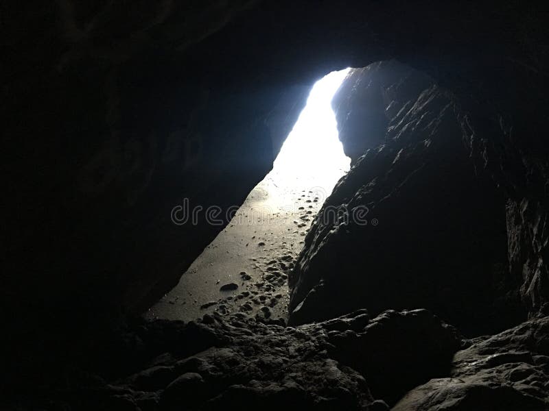 Tief innerhalb eines Tunnels, heraus schauend stockfotos Tief innerhalb eines Tunnels, heraus schauend stockfotos