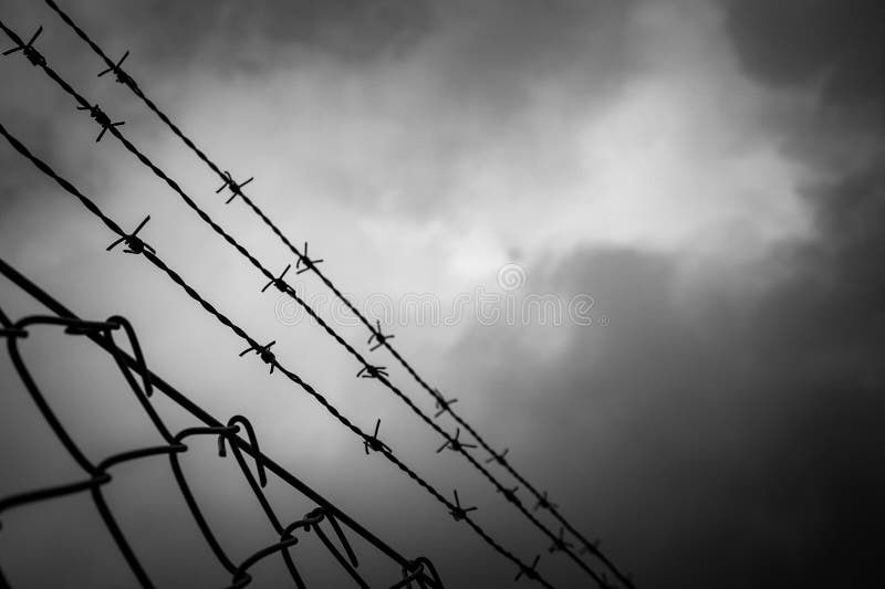 Tiefenansicht des Stangendrahts gegen wolkigen Himmel