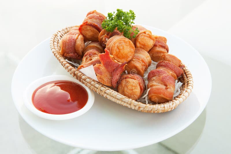 Tiefer Fried Bacon Wrapped Sausage lizenzfreie stockfotos