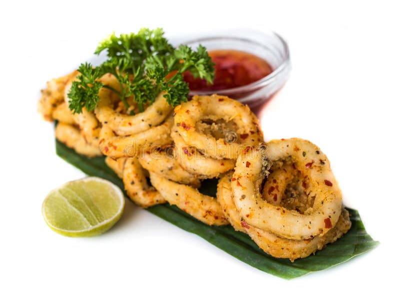 Tiefer Fried Calamari Rings mit Soßen-Schüssel stockbild Tiefer Fried Calamari Rings mit Soßen-Schüssel stockbild