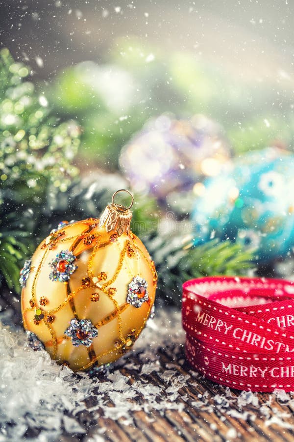 Tiempo de la Navidad Bola y decoración azules púrpuras de oro de lujo de la Navidad Cinta roja con feliz Navidad del texto fotos de archivo Tiempo de la Navidad Bola y decoración azules púrpuras de oro de lujo de la Navidad Cinta roja con feliz Navidad del texto fotos de archivo
