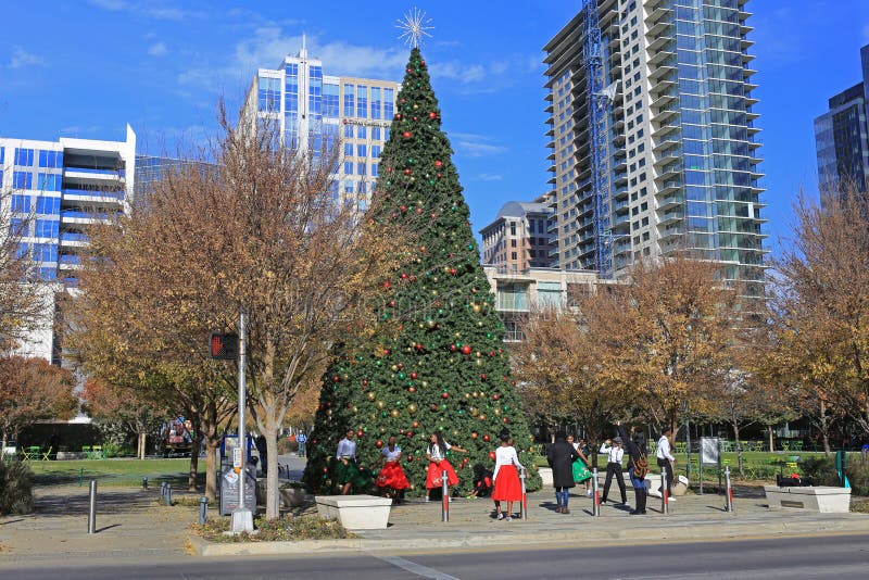 Tiempo de la Navidad en Klyde Warren Park en Dallas céntrica imagen de archivo libre de regalías Tiempo de la Navidad en Klyde Warren Park en Dallas céntrica imagen de archivo libre de regalías