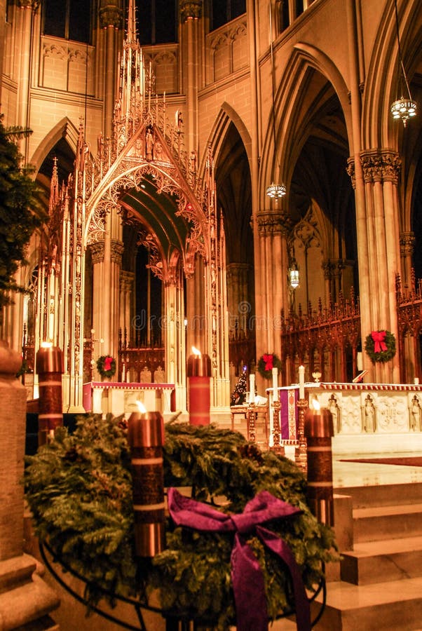 Tiempo de la Navidad en la catedral del ` s de St Patrick, NYC foto de archivo libre de regalías Tiempo de la Navidad en la catedral del ` s de St Patrick, NYC foto de archivo libre de regalías