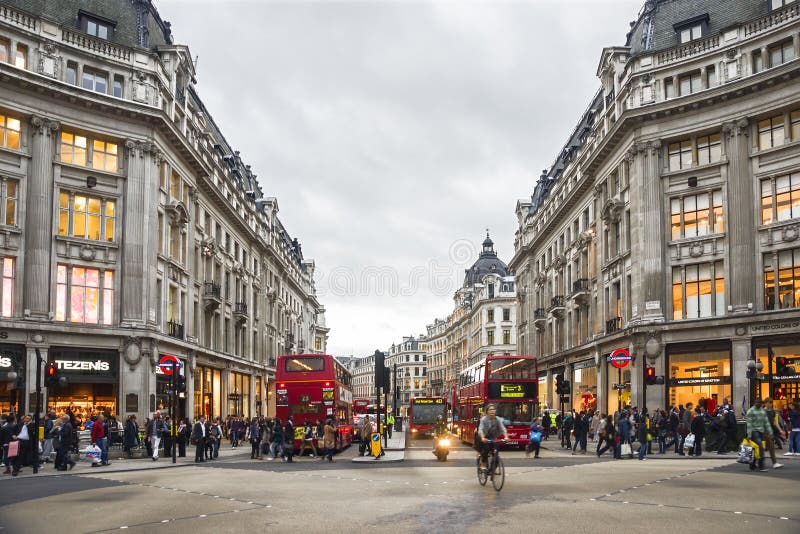 Tiempo de las compras en la calle de Oxford, Londres