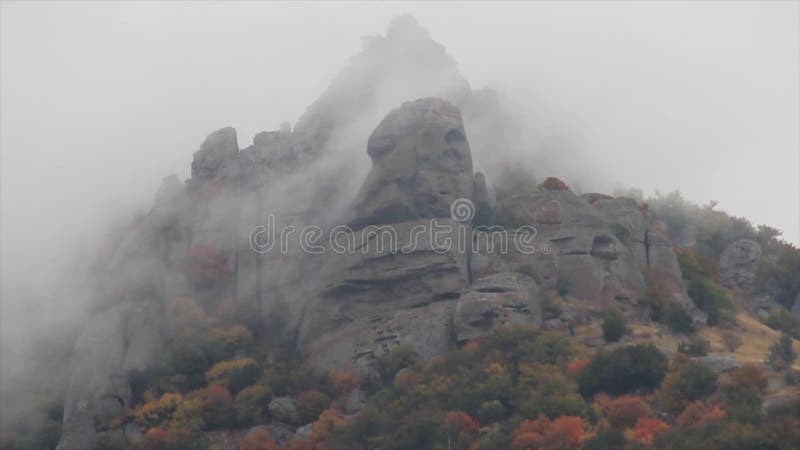 Tiempo de niebla en una región montañosa tiro Panorama del paisaje de niebla en las montañas y las rocas, hermoso