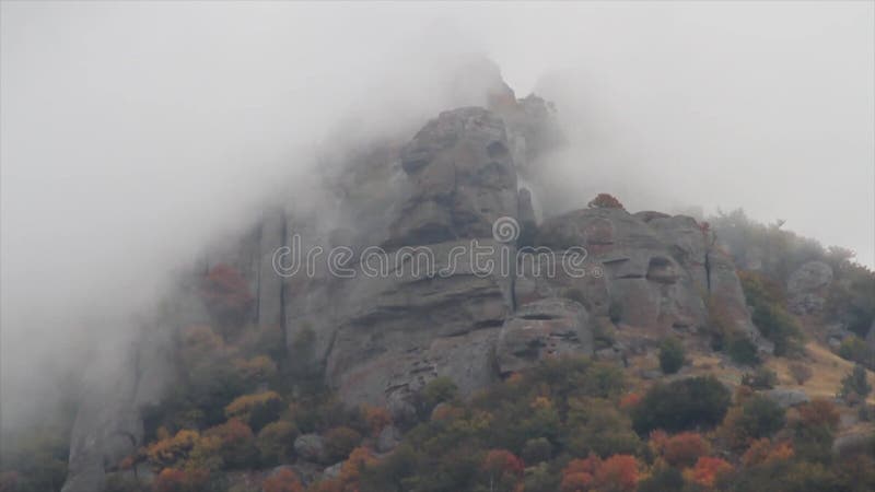 Tiempo de niebla en una región montañosa tiro Panorama del paisaje de niebla en las montañas y las rocas, hermoso