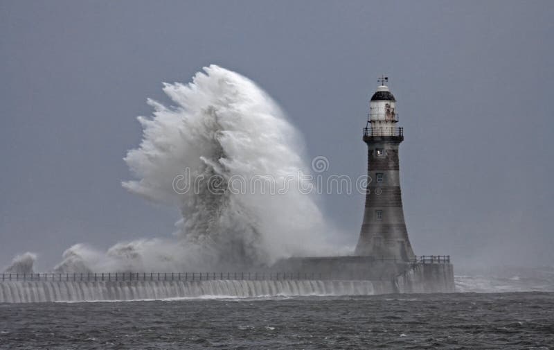 Tiempo de Stomy en el faro de Roker fotografía de archivo libre de regalías Tiempo de Stomy en el faro de Roker fotografía de archivo libre de regalías