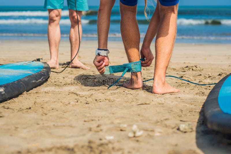 Tiempo de verano y concepto activo del resto El principiante joven del hombre de la persona que practica surf sujeta el correo a fotografía de archivo libre de regalías Tiempo de verano y concepto activo del resto El principiante joven del hombre de la persona que practica surf sujeta el correo a fotografía de archivo libre de regalías
