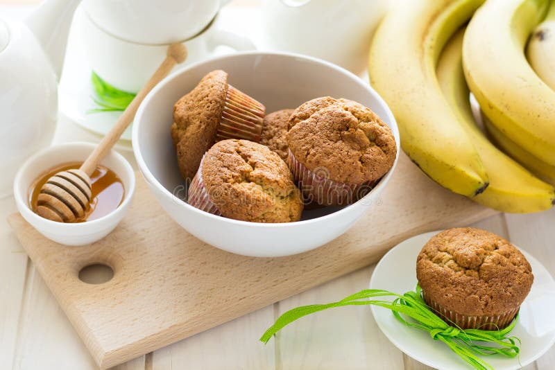 Tiempo del té: molletes del plátano, miel, plátanos y ajustes hechos en casa del té imagen de archivo libre de regalías Tiempo del té: molletes del plátano, miel, plátanos y ajustes hechos en casa del té imagen de archivo libre de regalías