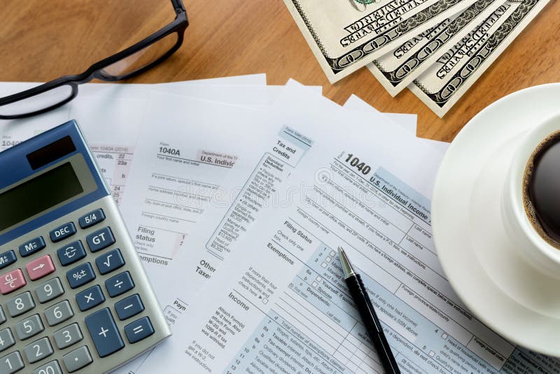 tiempo individual de la forma de la contabilidad financiera de la vuelta de la renta del impuesto para foto de archivo tiempo individual de la forma de la contabilidad financiera de la vuelta de la renta del impuesto para foto de archivo