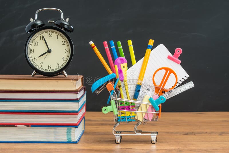 Tiempo a las fuentes de la educación que hacen compras para de nuevo a la escuela foto de archivo Tiempo a las fuentes de la educación que hacen compras para de nuevo a la escuela foto de archivo