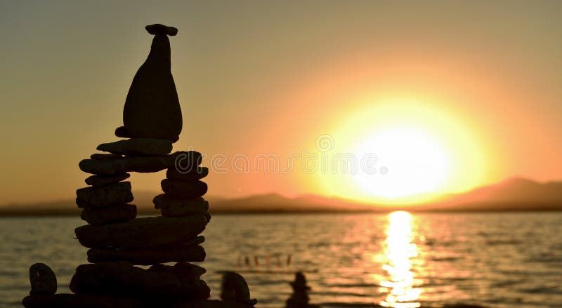 ZENES Stone Y Salida Del Sol En La Cumbre Imagen de archivo - Imagen de