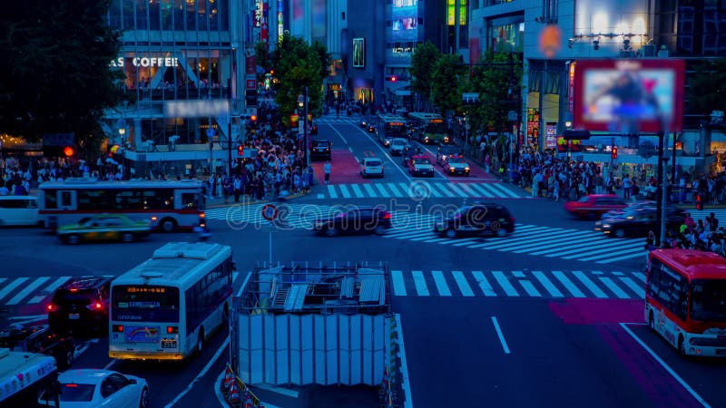 Tiempos de atardecer en el cruce de Shibuya en Tokio con un plan de tiro