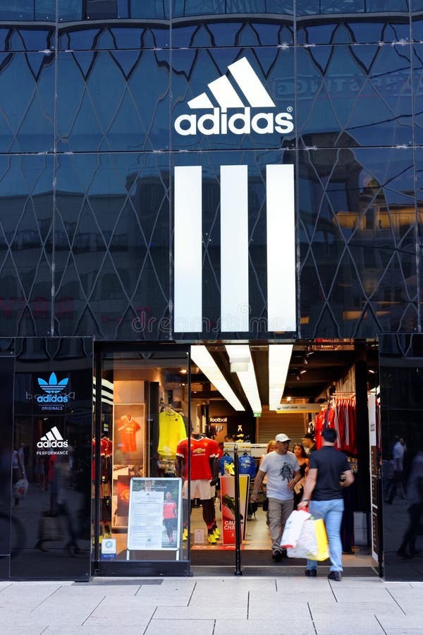 Tienda Adidas En Fráncfort Del Meno, Alemania de archivo editorial - de compra: