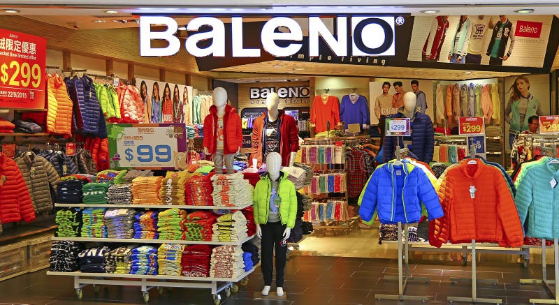 Gente y tenderetes de ropa en el Mercado Stanley, la Isla de Hong Kong,  China Fotografía de stock - Alamy