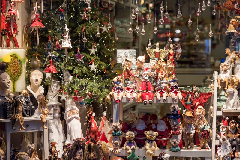 Tienda De Adornos De Cristal De Navidad En El Mercado De Navidad En Europa  Imagen de archivo editorial - Imagen de rojo, feliz: 164774014