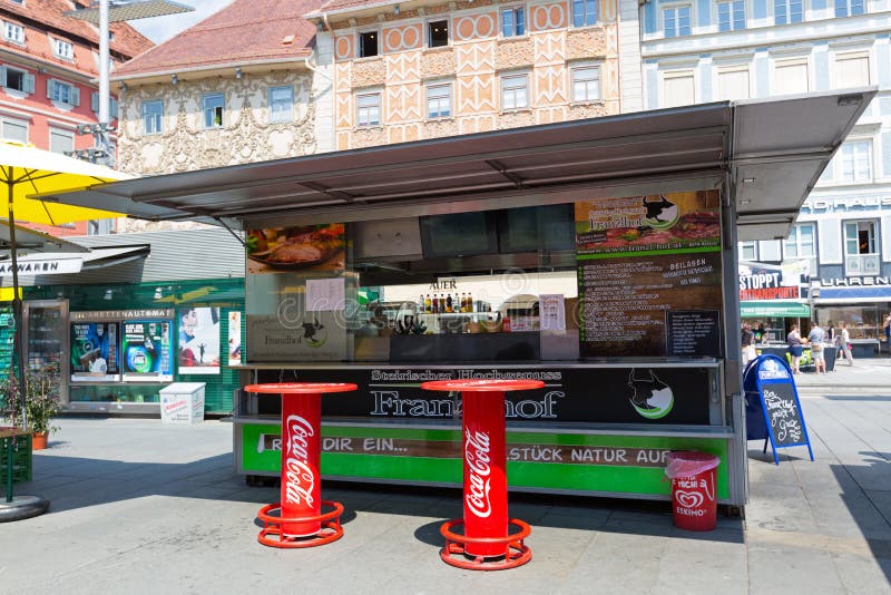 Tienda de alimentos rápida austríaca, soporte de la salchicha en Graz, Austria Ha llamado Schnellimbiss en lengua alemana. GRAZ, AUSTRIA - JULIO DE 2018: Tienda de alimentos rápida austríaca, soporte de la salchicha en Graz, Austria el 20 de julio de 2018 Ha llamado Schnellimbiss en lengua alemana