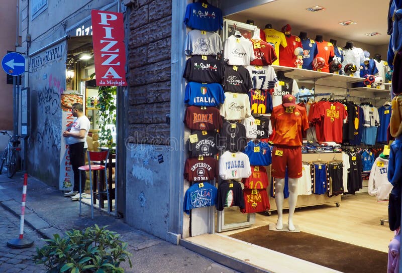 Tienda De Camisetas Fútbol Y Ropa Deportiva En Roma Foto editorial - Imagen de italia, jerseys: 165585616