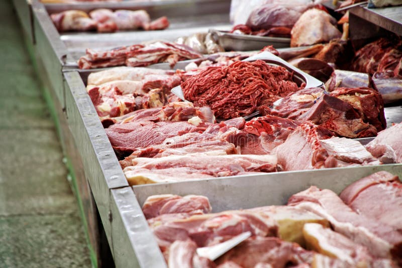 Tienda de carne: pedazos de carne, de costillas, de huesos y de carne picadita en el st foto de archivo libre de regalías Tienda de carne: pedazos de carne, de costillas, de huesos y de carne picadita en el st foto de archivo libre de regalías