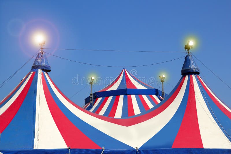 Tienda de circo bajo rayas coloridas del cielo azul