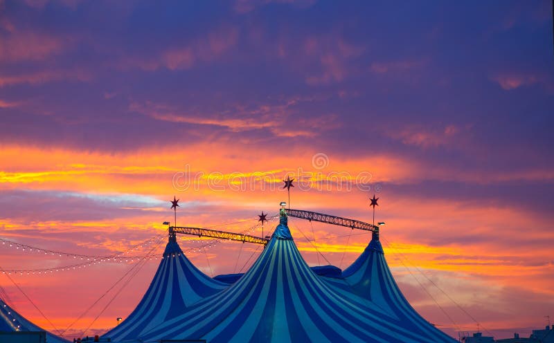 Tienda de circo en un cielo dramático de la puesta del sol colorido